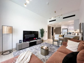 Trophy - Stardust Sanctum Suites w Pool view in Heart of JVC